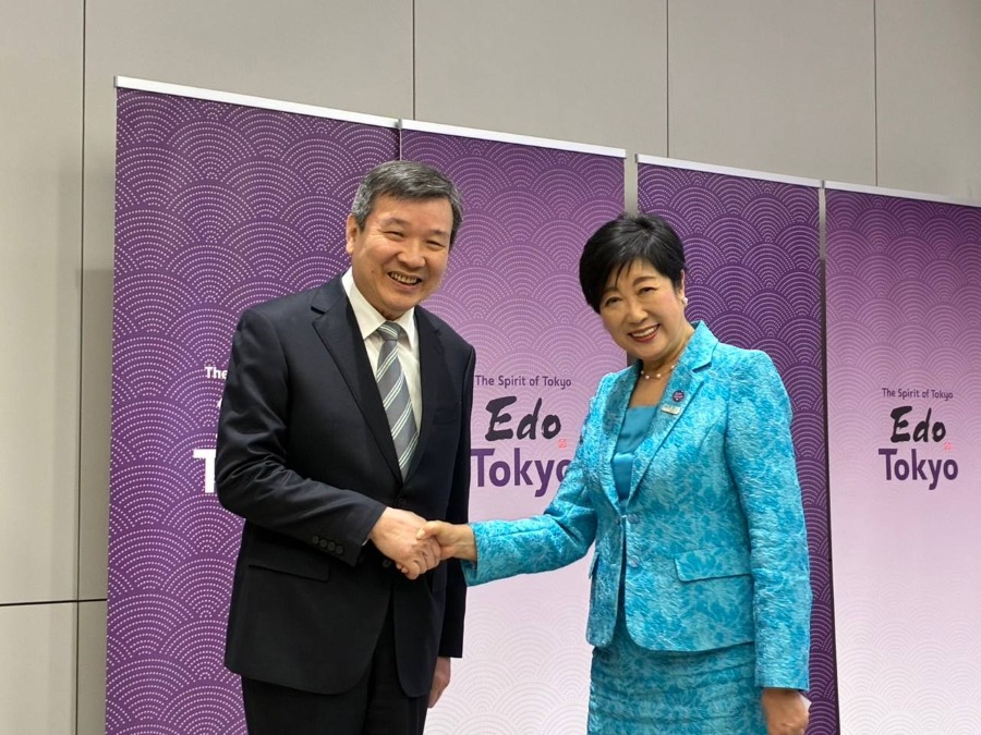 李逸洋・駐日代表は1月27日、「Tokyo Ambassadors Night」に出席し、会場でピーター・アデルバイ駐日パラオ大使、マルチン・クルチャル駐日チェコ大使、マンリオ・カデロ駐日サンマリノ大使などの来賓と挨拶を交わした。
写真：握手を交わす李逸洋・駐日代表（左）と小池百合子・東京都知事（右）。