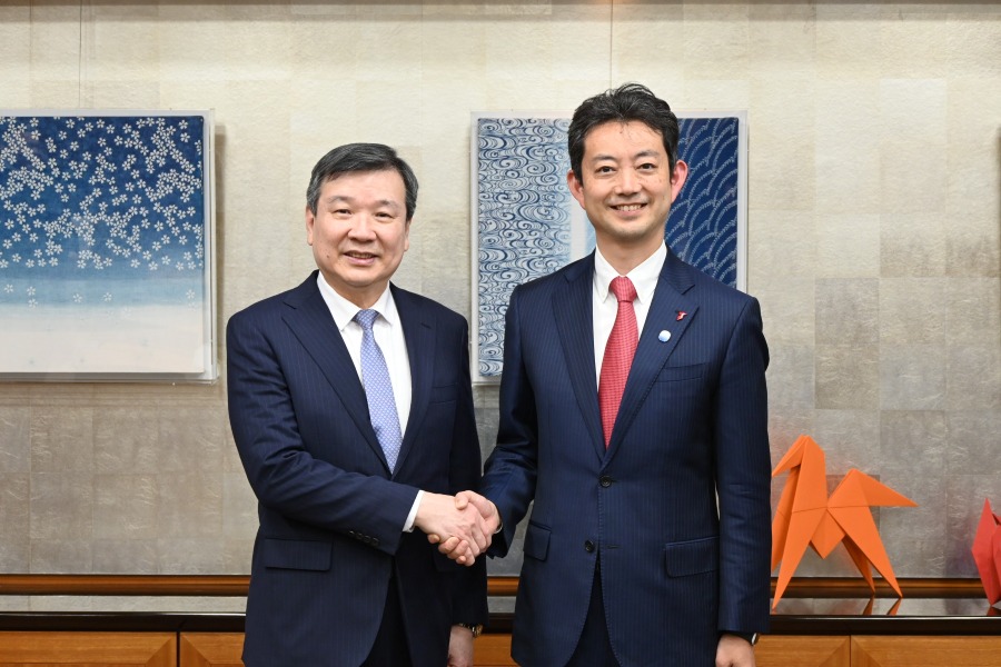 李逸洋・駐日代表は2月3日、熊谷俊人・千葉県知事を訪問し、台日間の交流協力をどのように促進し、深めていくかなどについて意見交換した。
写真：熊谷俊人・千葉県知事（右）、李逸洋・駐日代表（左）。