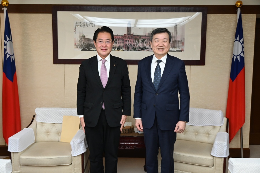 李逸洋・駐日代表は2月27日、市村浩一郎・衆議院議員と面会し、市村議員が長年にわたり台日関係に関心を寄せてきたことに感謝の意を表し、台日交流の強化について意見交換した。
写真：李逸洋・駐日代表（右）、市村浩一郎・衆議院議員（左）