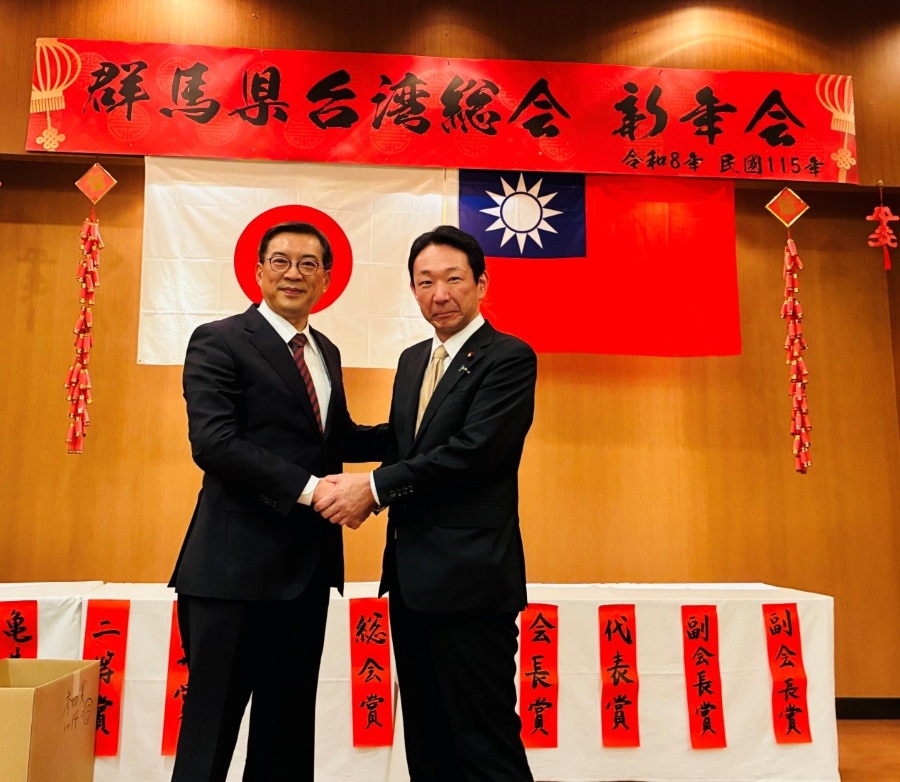 周学佑・駐日副代表は2月22日、群馬県台湾総会が主催する「駿馬躍宙―群馬・台湾新春交流コンサート」と新年祝賀会に出席した。
写真：周学佑・駐日副代表（左）、上野宏史・衆議院議員（右）