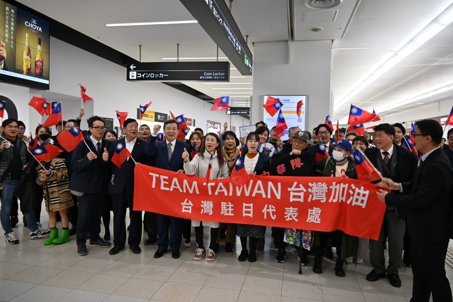 李逸洋・駐日代表は3月3日夜、東京羽田空港へ赴き、3月5日に東京ドームで開幕する2026年ワールド・ベースボール・クラシック（WBC）１次ラウンドに出場する台湾代表選手団を出迎えた。
写真：李逸洋・駐日代表と代表処職員、台湾の僑胞らが台湾選手団を出迎え。