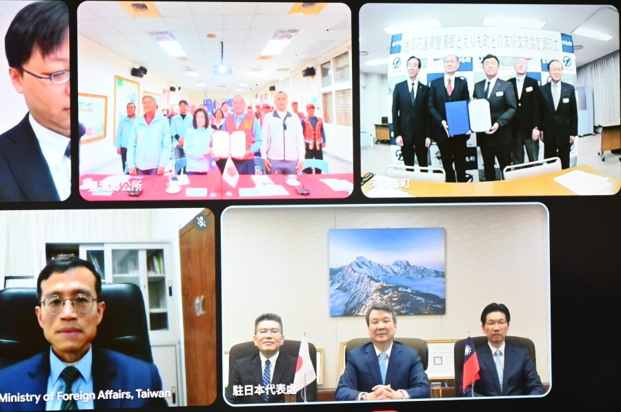 李逸洋・駐日代表は3月4日、台湾の花蓮県豊浜郷と北海道えりも町の友好交流協定調印式にオンラインで立ち会った。調印式では邱福順・豊浜郷長と大西正紀・えりも町長がそれぞれ協定書に署名した。
写真：オンライン締結式に立ち会った李逸洋・駐日代表（右下スクリーンの中央）と協定書に署名した邱福順・豊浜郷長（左上スクリーン前列右２）、大西正紀・えりも町長（右上スクリーン右３）。