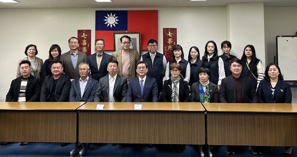 周学佑・駐日副代表は3月9日、陳毓仁．澎湖県議会議長および県議会訪問団一行と面会した。
写真：周学佑．駐日副代表(左5)、陳毓仁．澎湖県議会議長(左4)と県議会訪問団。