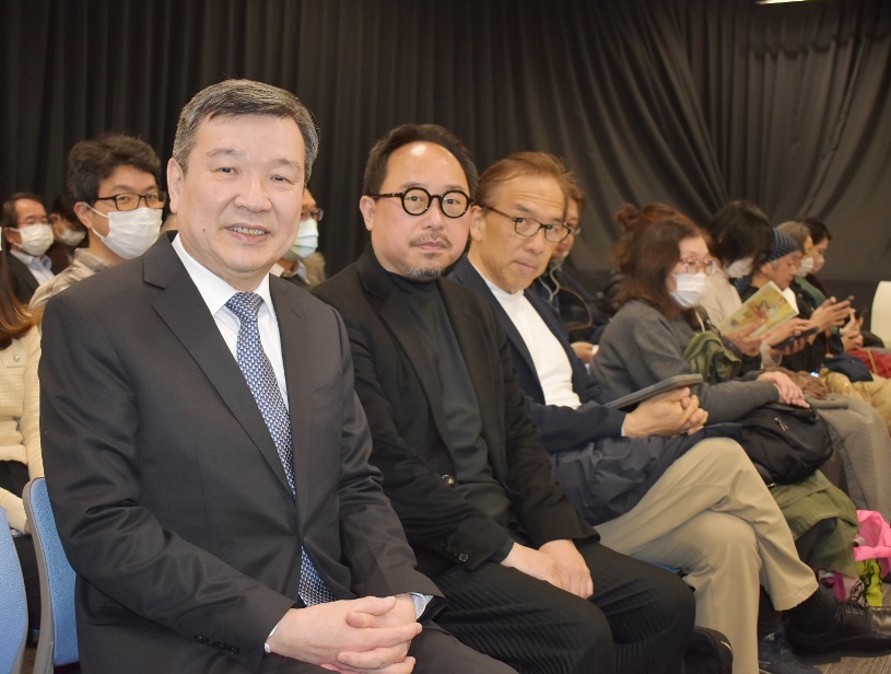 台湾映画『チップ・オデッセイ  台湾の賭け』の上映会に李逸洋・駐日代表が出席。李逸洋・駐日代表（写真左1）、曽鈐龍・台湾文化センター長（左2）