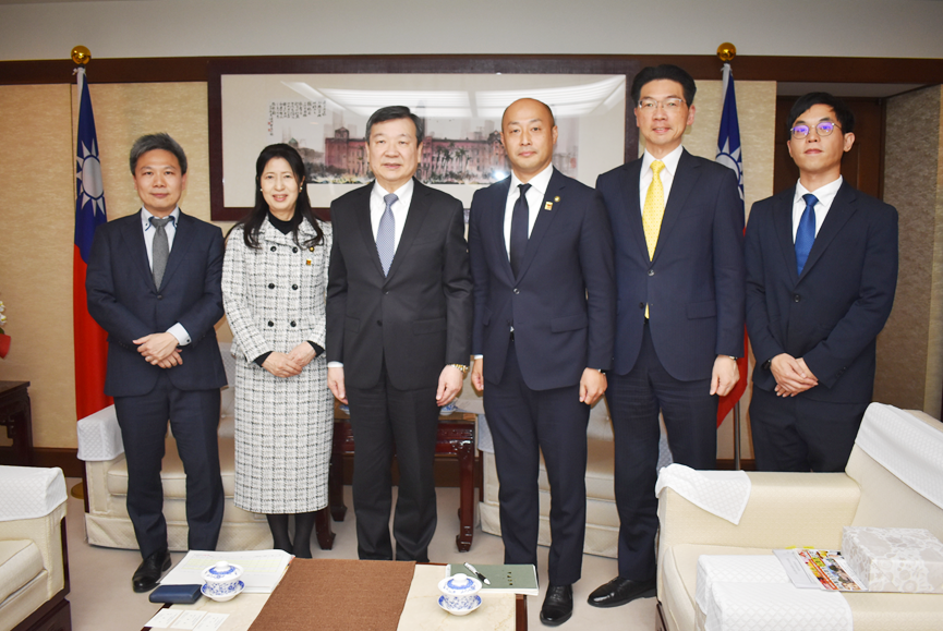 上野通子・参議院議員、瀬高哲雄・栃木県日光市長が李逸洋・駐日代表を訪問。写真：李逸洋・駐日代表（左3）、上野通子・参議院議員（左2）、瀬高哲雄・日光市長（右3）