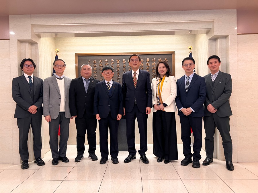 周学佑・駐日副代表は3月23日、国立台湾科技大学の顔家鈺校長一行と面会し、台日双方の学術研究協力、高度専門人材の育成と繋がりの強化などのテーマについて意見交換した。
写真：周学佑・駐日副代表（右４）、国立台湾科技大学の顔家鈺校長（左４）、葉穎蓉・国際事務長（右３）、陳明志・工程学院（工学部）院長（左３）、朱瑾・材料科学工学科講座教授（左２）、呉嘉文・駐日代表処科学技術部長（右２）、黄聖明・駐日代表処教育部代理部長（右１）。
