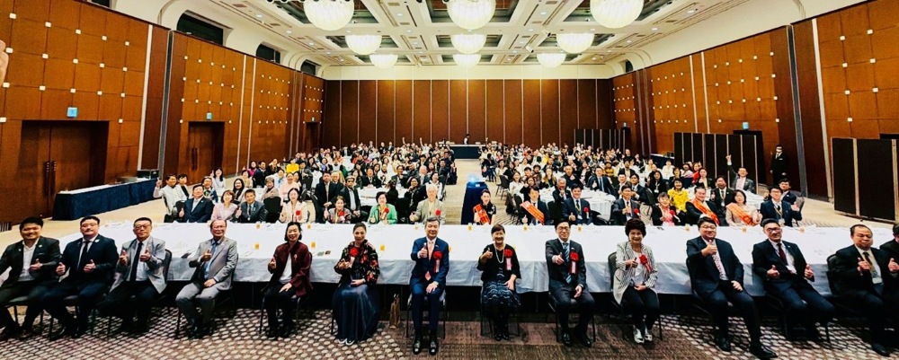 李逸洋・駐日代表は3月22日夜、東京ドームホテルで開催された「日本台湾商会聯合総会」（以下、日総）第13・14期総会長引継ぎ式および夕食会に出席した。同引継ぎ式には徐佳青・僑務委員会委員長が立ち会い、世界11カ国の台商総会代表団が参加し、230名余りが出席する盛会となった。
写真：李逸洋・駐日代表が出席した盛大な「日総」総会長引継ぎ式。
