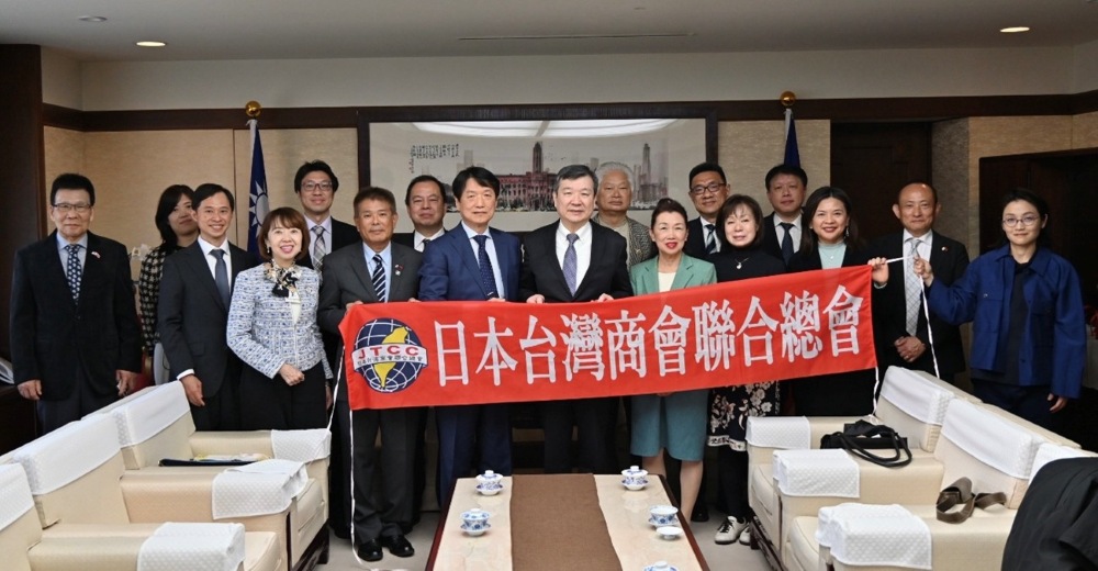 李逸洋・駐日代表は3月23日、「日本台湾商会聯合総会」の頼本勉・第14期総会長と理監事および幹部らと面会した。このなかで、今後どのように在日台商に対するサポートを強化し、台日経済交流を深化させ、商会の若手人材を育成していくかなどのテーマについて意見交換した。
写真：李逸洋・駐日代表（右９）、頼本勉・日本台湾商会聯合総会第14期総会長（左８）。
