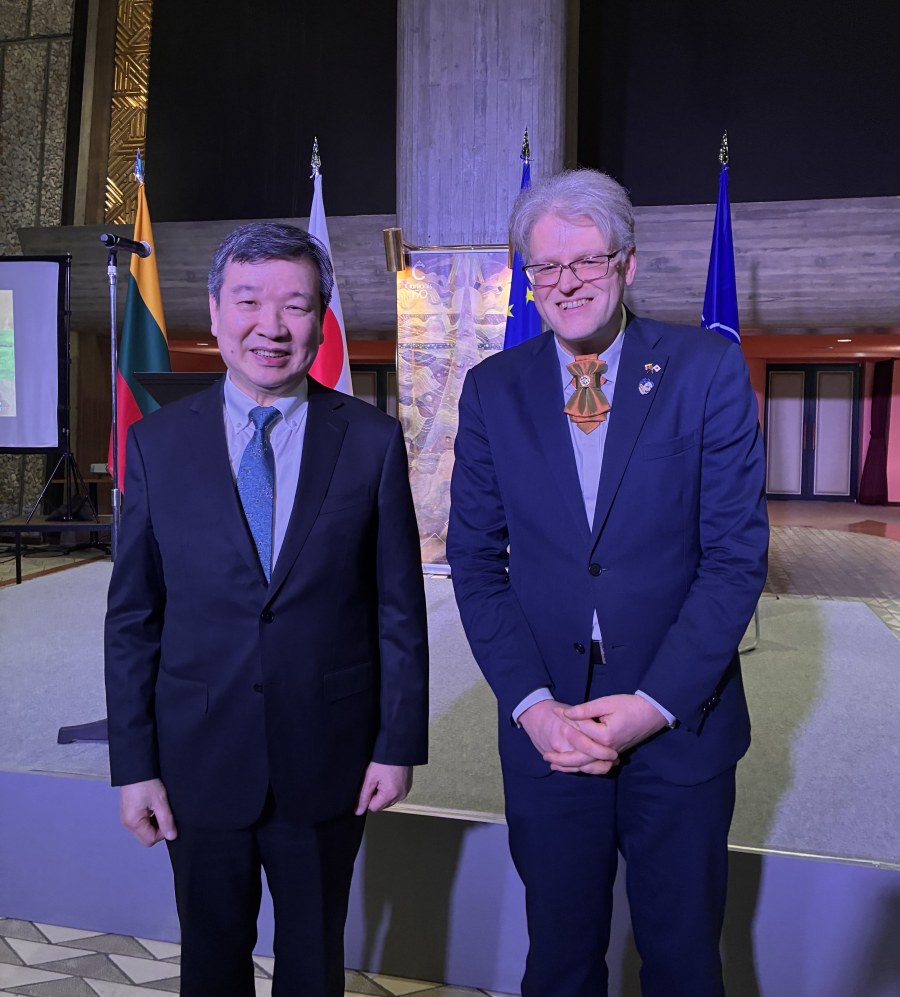 李逸洋・駐日代表は3月26日、駐日リトアニア大使館が主催するリトアニア独立記念日レセプションに出席し、李代表はオーレリウス・ジーカス駐日リトアニア大使と挨拶を交わした。
写真：李逸洋・駐日代表（左）、オーレリウス・ジーカス駐日リトアニア大使（右）。