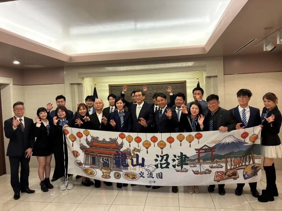 周学佑・駐日副代表は4月7日、「台北市龍山国際青年会議所」の張宏郁会長一行および「日本静岡県沼津青年会議所」の井口智史理事長一行20名と会談した。双方は台日友好関係の強化、経済貿易協力の深化、および次世代交流の推進などについて、幅広く、かつ深みのある意見交換を行った。
写真：周学佑・駐日副代表（前列左７）と訪問団一行。