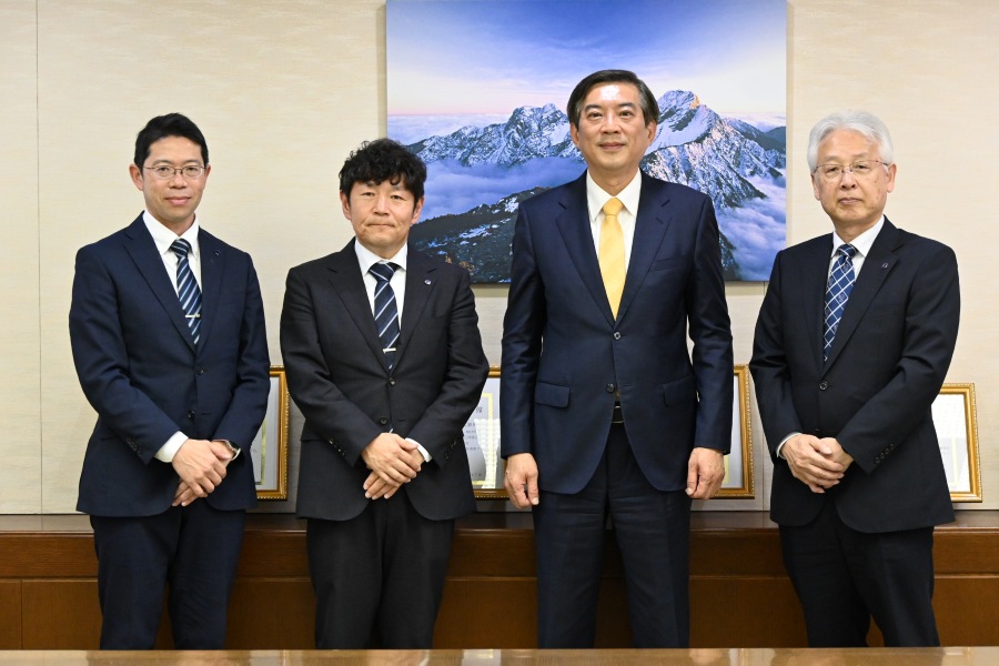 周学佑・駐日副代表は4月13日、全日本教職員連盟（全日教連）の渡辺陽平・委員長ら一行と面会し、台日教育交流の強化について意見交換した。
写真：周学佑・駐日副代表（右２）、渡辺陽平・全日本教職員連盟委員長（左２）。