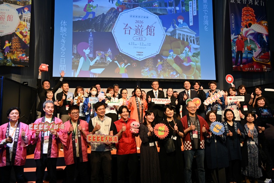 周学佑・駐日副代表は4月11日、東京・秋葉原の「アキバ・スクエア」で開催された台湾観光庁・台湾観光協会が主催する「2026台遊館in東京」の開幕式に出席した。
写真：出展業者らとの開幕記念撮影。