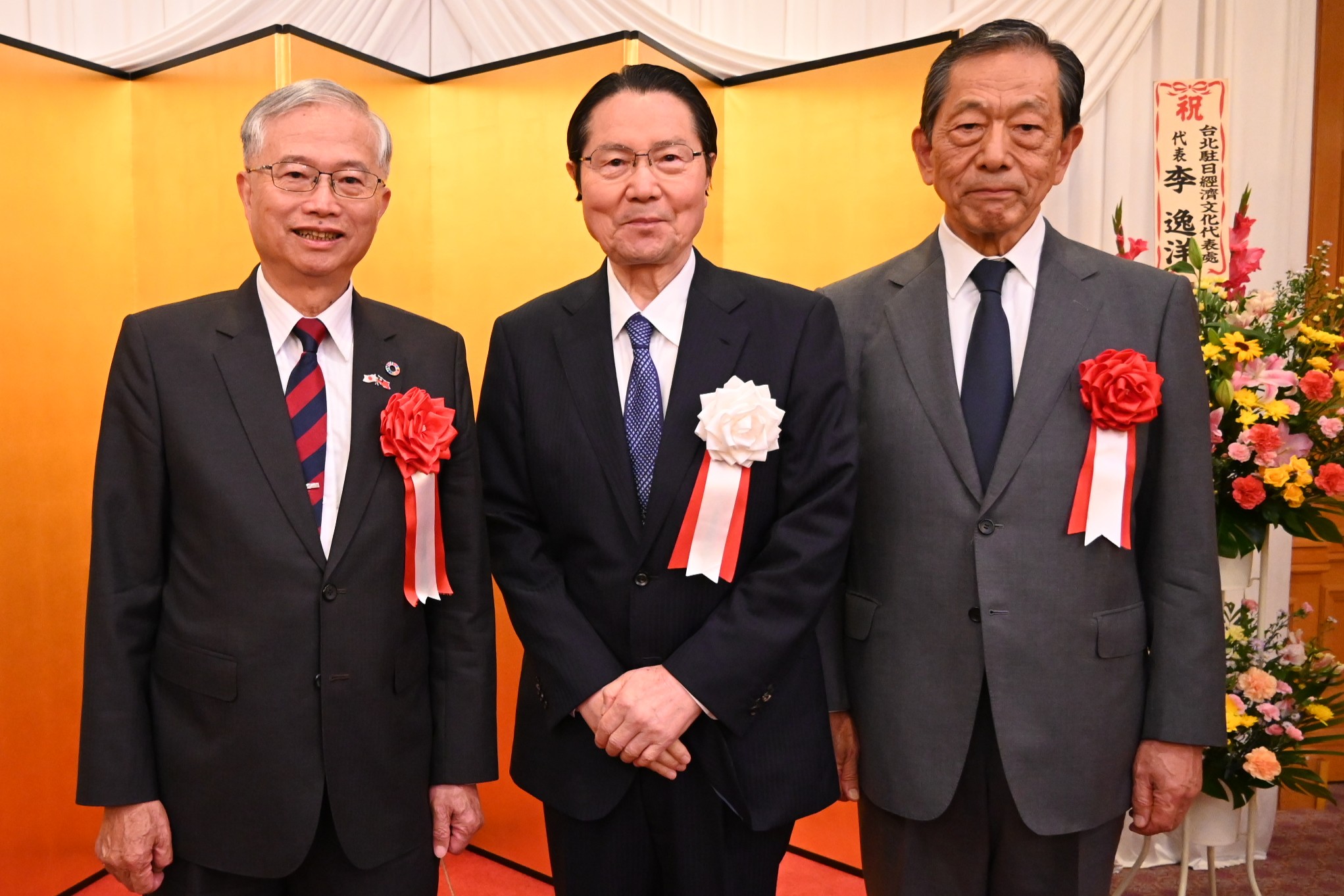 蔡明耀・駐日副代表は5月20日、「日本台湾親善協会」の懇親会に出席した。このなかで挨拶した蔡副代表は、最近の米中会談で地域情勢への関心が高まっているが、台湾の重要性は米国や日本、あるいは他の国々にとっていずれも無視できないとの認識を示した。
写真左より、蔡明耀・駐日副代表、衛藤征士郎・日本台湾親善協会会長、隅修三・日本台湾交流協会会長。