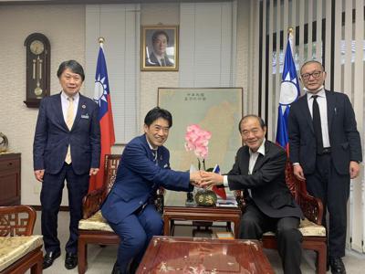 博多大丸村本光児社長、高田徹取締役は6月25日台湾フェアの案内に当処までお越しいただきました。
