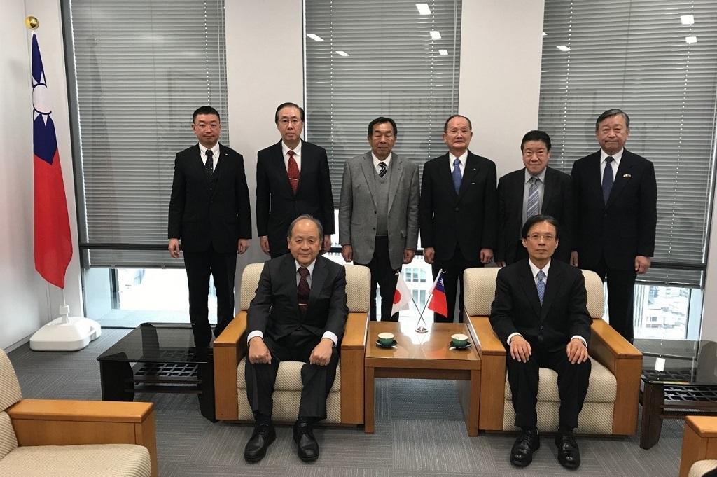 大阪中華総会洪会長(前列左)一行は陳訓養処長と新年の挨拶を交わした