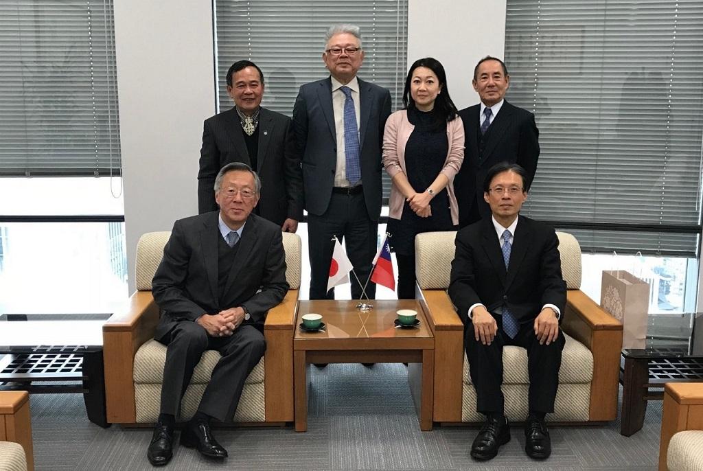 神戸華僑総会陸会長（前列左）一行は陳訓養処長と新年の挨拶を交わした