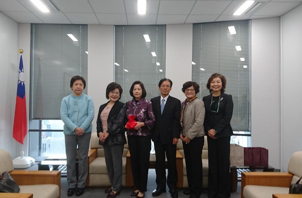 陳訓養処長と新年の挨拶を交わした大阪中華総会婦女会幹部５人