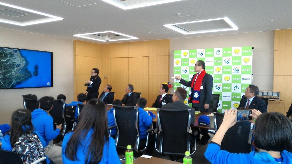 徳島県阿南市の岩浅嘉仁市長が台湾幼児野球チーム訪日団に市政を紹介