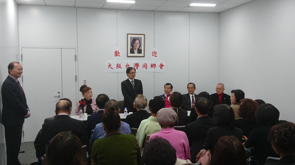 1.駐大阪弁事処の陳処長は大阪台湾同郷会の王坤保会長（左から3人目）一行と新年の会合を行った