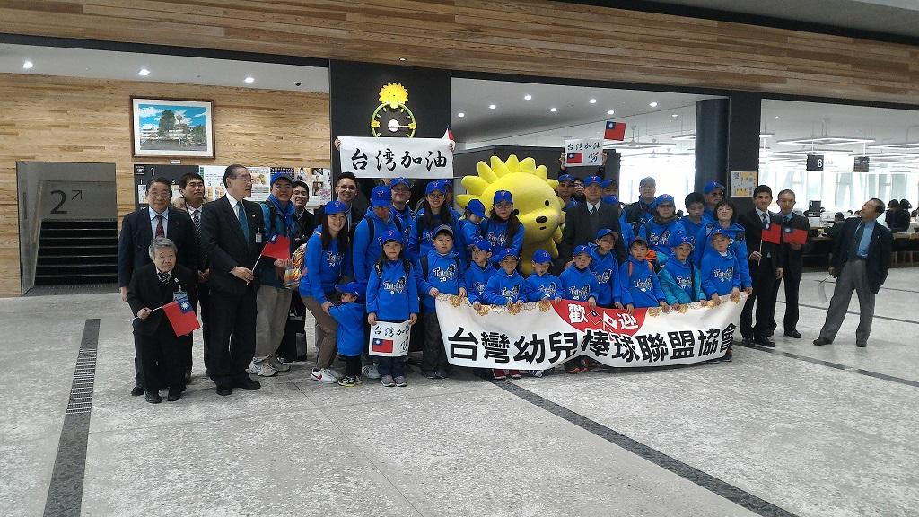 徳島県阿南市の岩浅嘉仁市長（左から３人目）が市庁のロビーで台湾幼児野球チーム訪日団と記念撮影