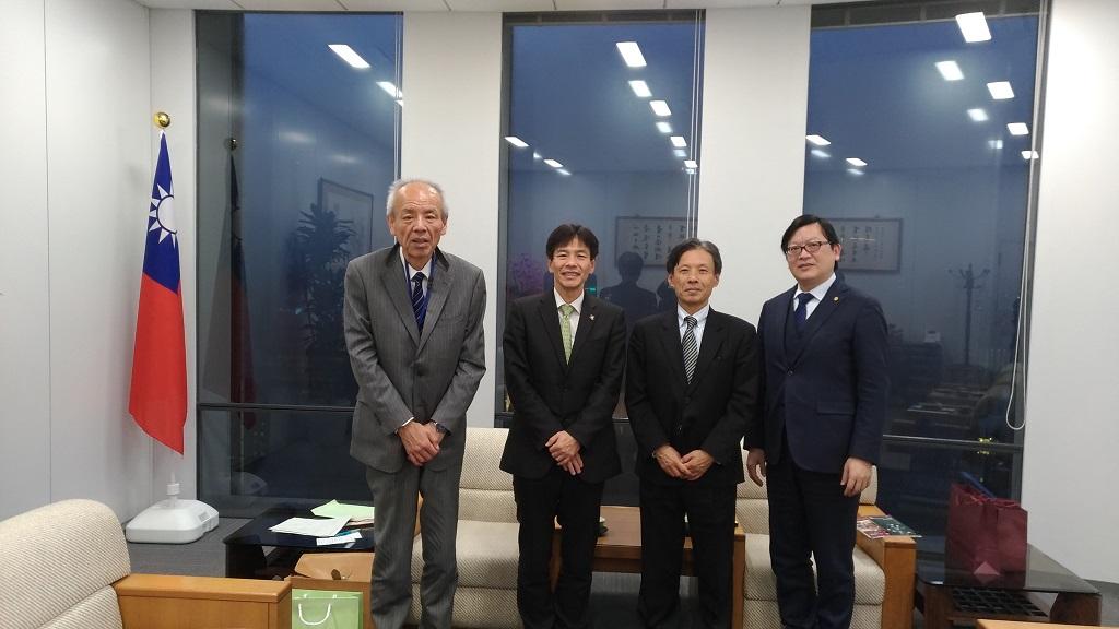 島田智明河內長野市長（左から2人目）は山本明彦同市国際交流協会会長（左から1人目）と共に、陳処長（右から2人目）と洪英傑副処長（右から1人目）を訪問した