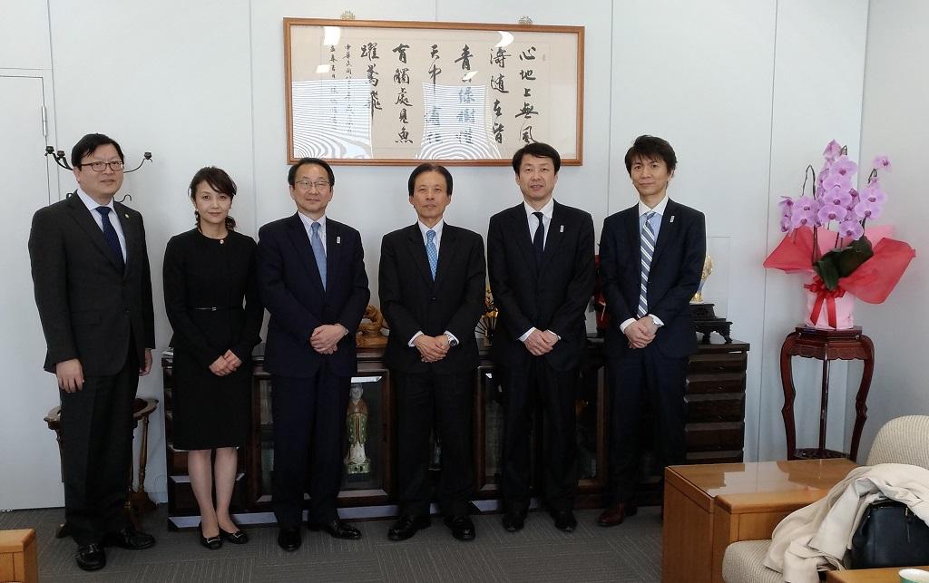 陳処長（右から3人目）と高知県観光振興部長伊藤博明氏（左から３人目）ら一行