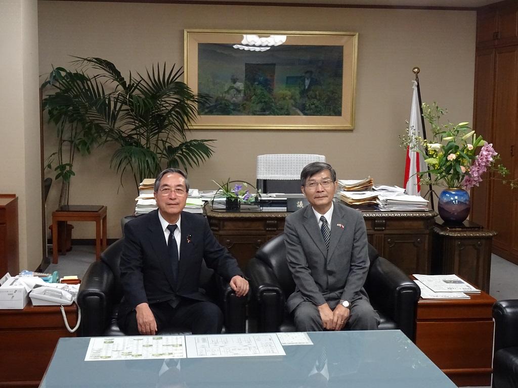 1.蘇処長が山木靖雄・広島県議会議長を訪問（左）