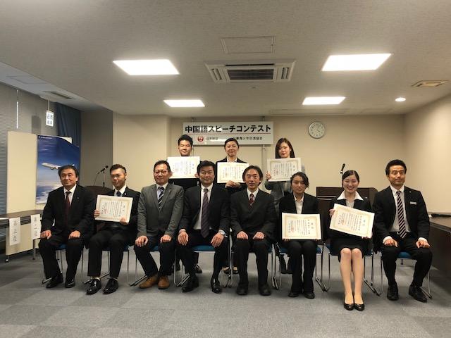 入賞者と審査委員 （李世丙・駐大阪経済文化弁事処長：左四）の集合写真