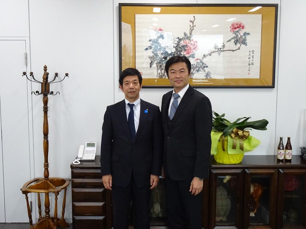 李世丙・駐大阪弁事処長と田中一裕・香川県大阪事務所長（左）の集合写真