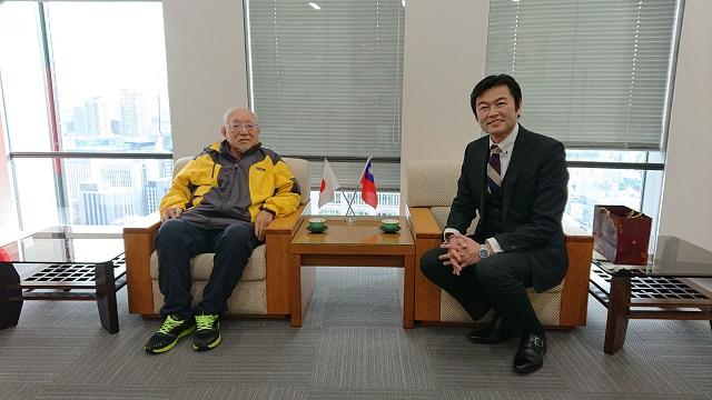 李世丙処長（右）と楊大鵬・名誉会長(左)
