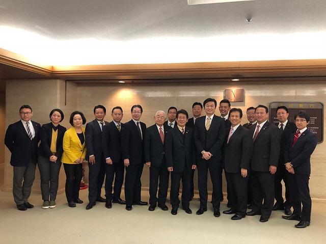 李処長（前列右4）と藤田和秀・名古屋市議会議員（前列右5）及び議員一同の集合写真