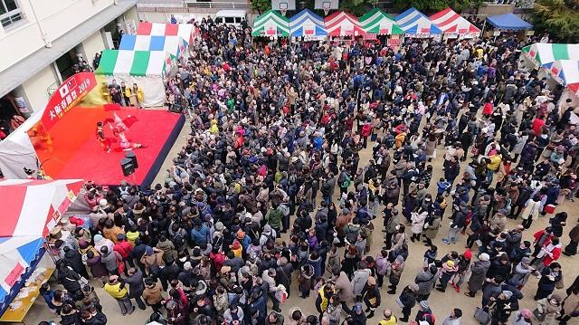4.大勢の人でごった返す大阪春節祭の会場 