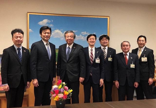 李処長（左2）、夏野修・市長（左3）、齊藤一夫・副市長（中央）および「富山県台湾総会」の共田吉孝・会長（左1）らの集合写真
