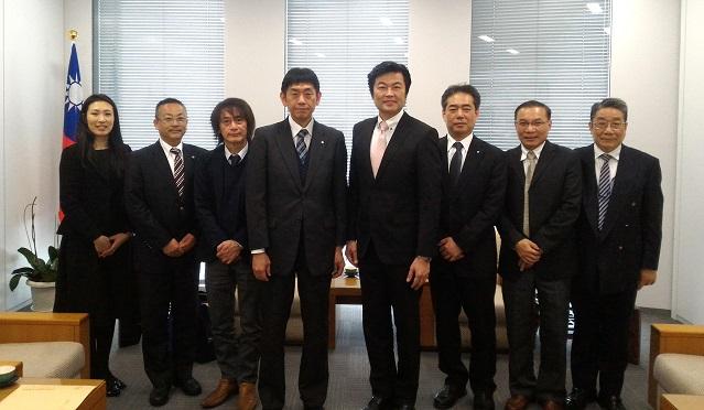 李世丙・駐大阪弁事処長（右4）と大阪大学幹部