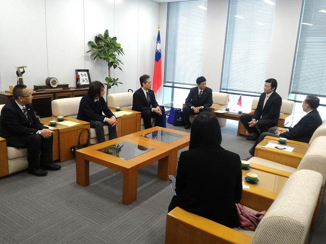 李世丙・駐大阪弁事処長（右2）が大阪大学幹部と会談する様子