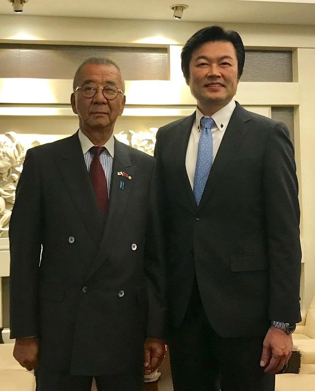 李処長（右）と辻井副会長（左）