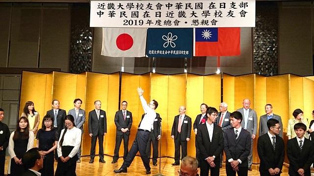 校友会幹部および留学生が「近大節」を合唱する様子