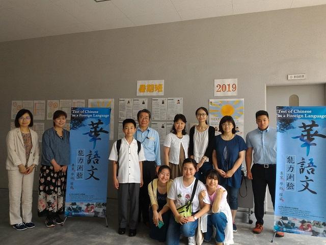 2019年度華語文能力試験監督およびスタッフと台湾留学希望の受験生と記念撮影