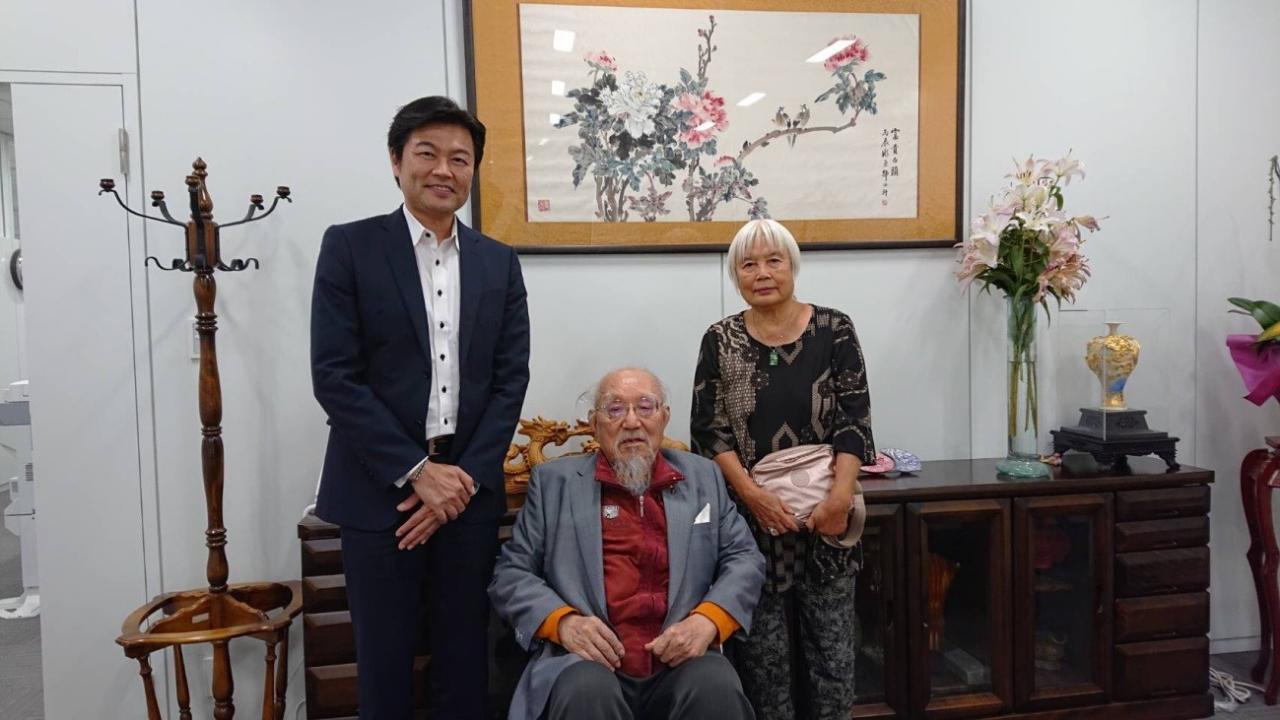 李世丙・処長（左）が楊大鵬・西日本台湾医人会名誉会長の訪問を受ける