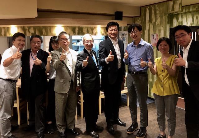 李処長（右4）、林部長（左4）および羅課長（左2）と朴起準・駐神戸大韓民国総領事（中央）、李載誠領事（右3）らの集合写真