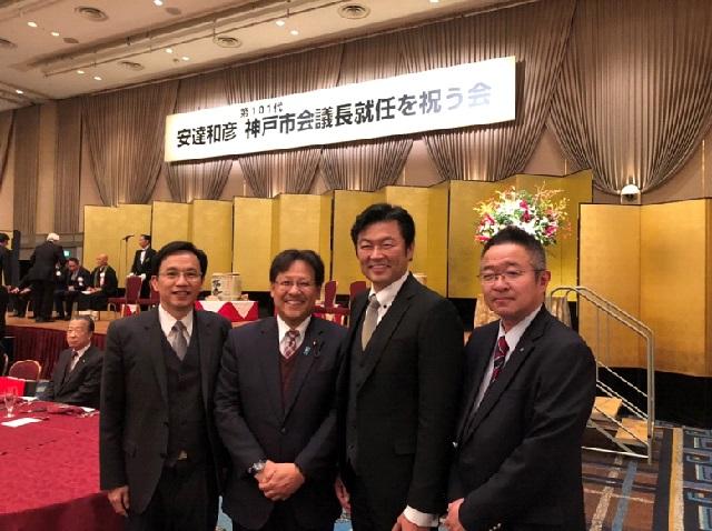 李処長（右2）、関衆議院議員（左2）および林志鴻・台湾貿易センター大阪事務所所長（左1）らの集合写真