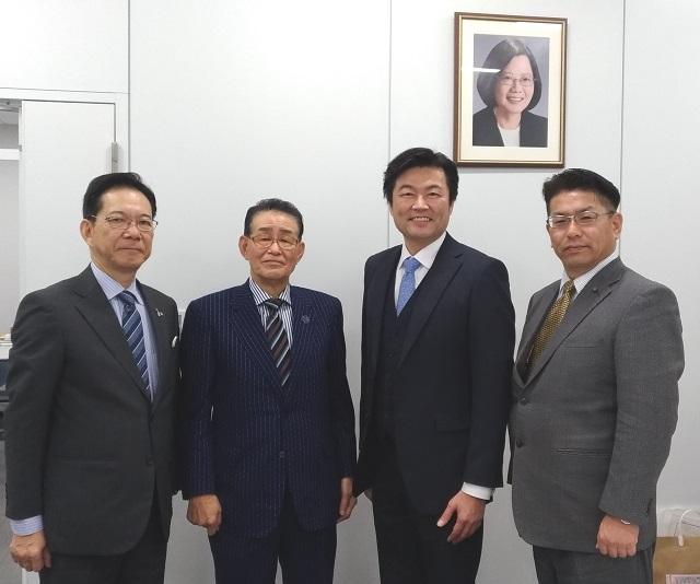 李処長(右2)と澤飯・金沢市日台議連会長(左1)、安達・前会長(左2)および新谷・市議員(右1)の集合写真