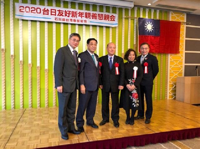 張副処長（右一）、陳名誉会長（左一）、高会長（右二）、中川会長（左二）と中村会長（中）の集合写真