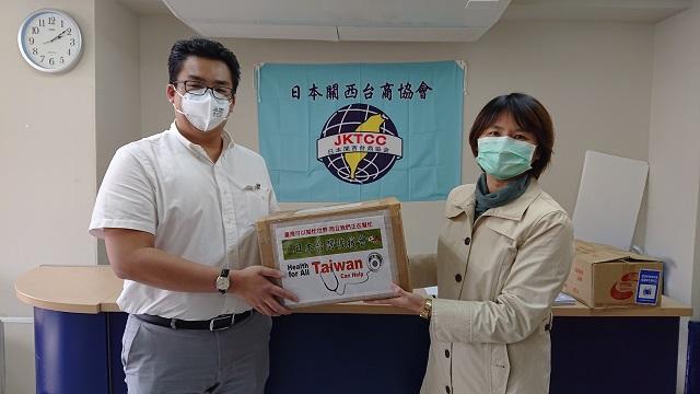 林育柔課長(右)が陳天隆会長から寄贈されたマスクを進呈