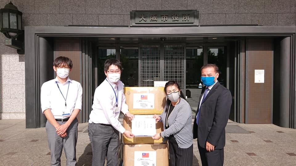 布製マスク5000枚を川野榮子氏が代表として大阪市役所健康局へ寄贈