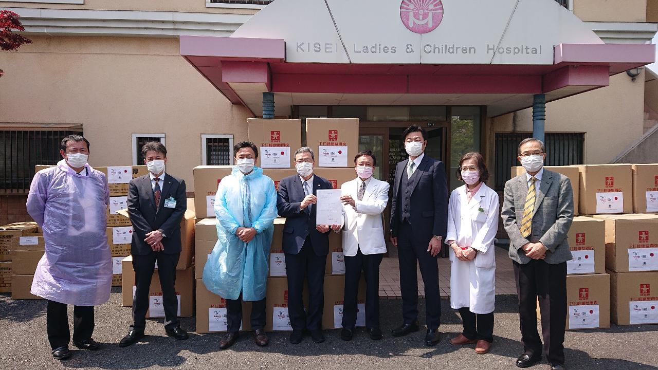王輝生副総会長(右4)がGTMAを代表し、防疫医療物資を大阪市へ寄贈。中司宏議員(左4)が代表して受理し、李処長(右3)が寄贈に立ち合った。