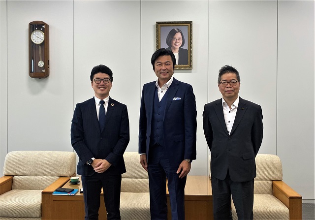 (左より)　森田俱亘代表取締役社長、李世丙処長、林明秋部長 