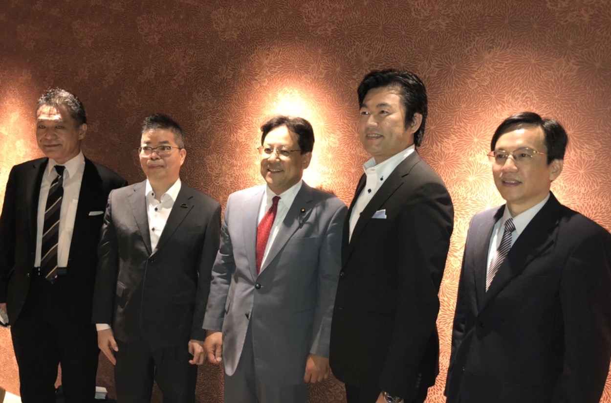 （左より）加藤智久・関衆院議員後援会顧問、林部長、関衆議院議員、李処長、林所長 