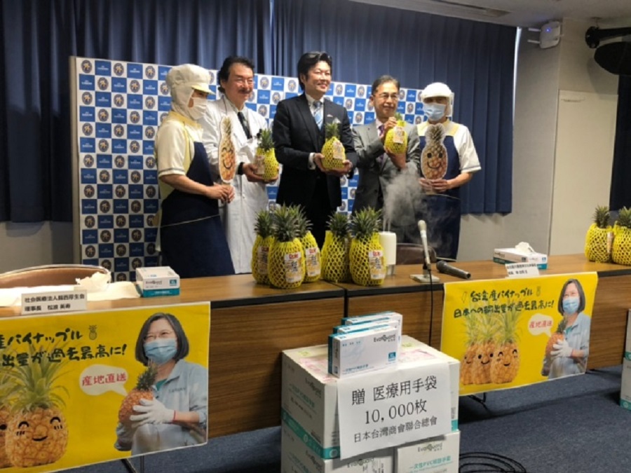 李処長（中）、松波理事長（左二）、古田町長（右二）、病院給食センターチーム