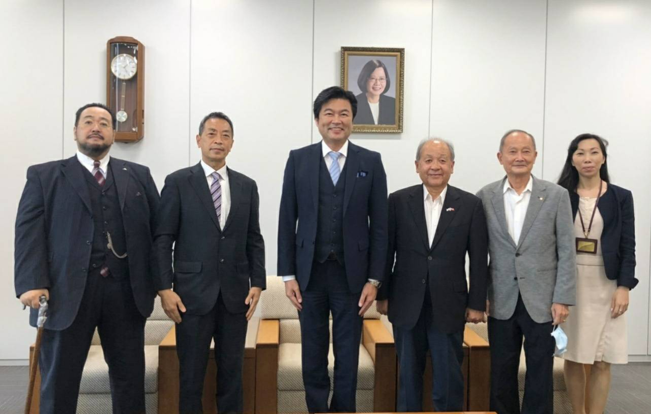 左より：吉村氏、張僑務委員、李処長、洪里名誉会長、蔡副会長、楊僑務課長 